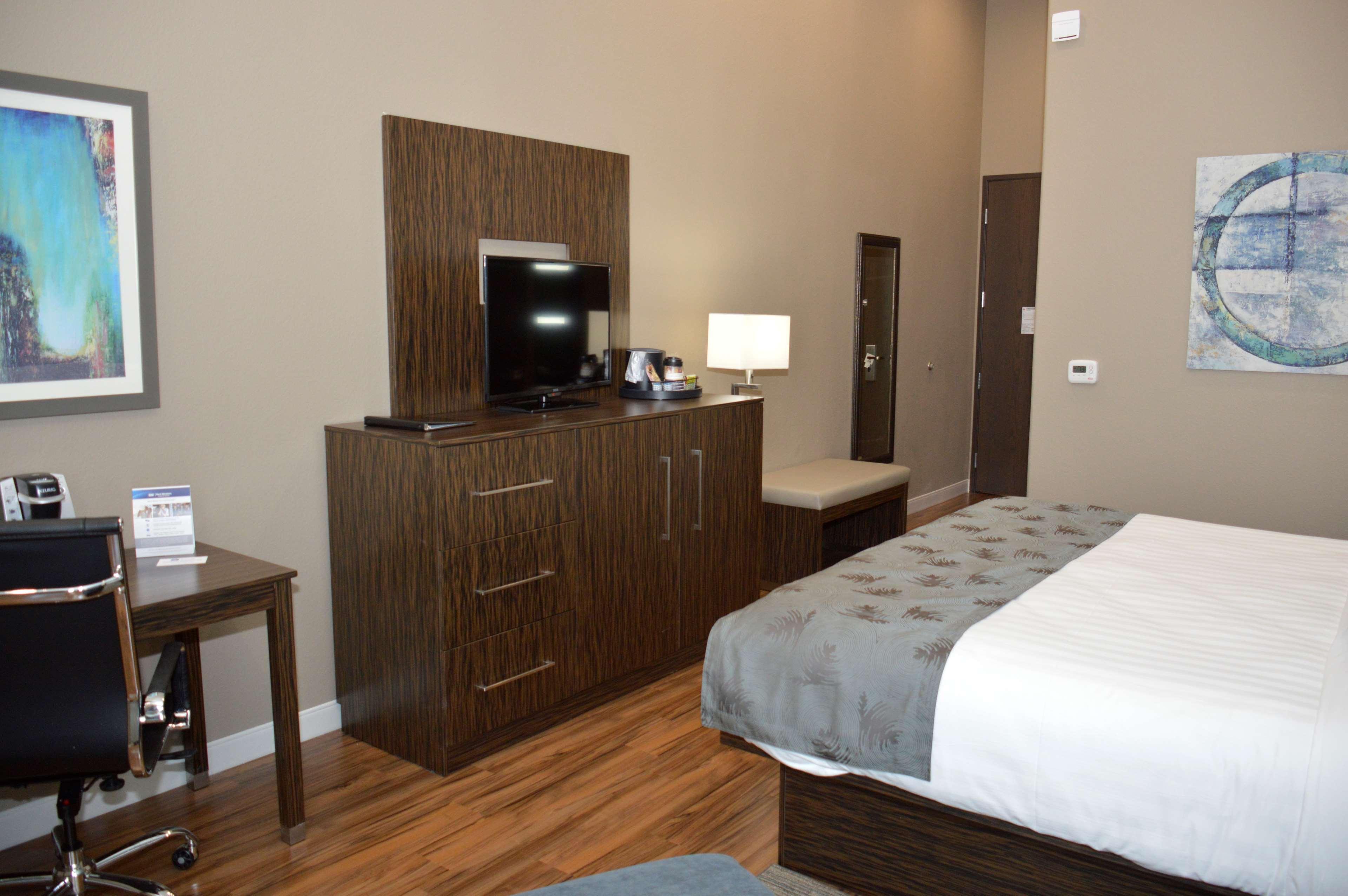 Best Western Plus Pflugerville Inn & Suites Exterior photo