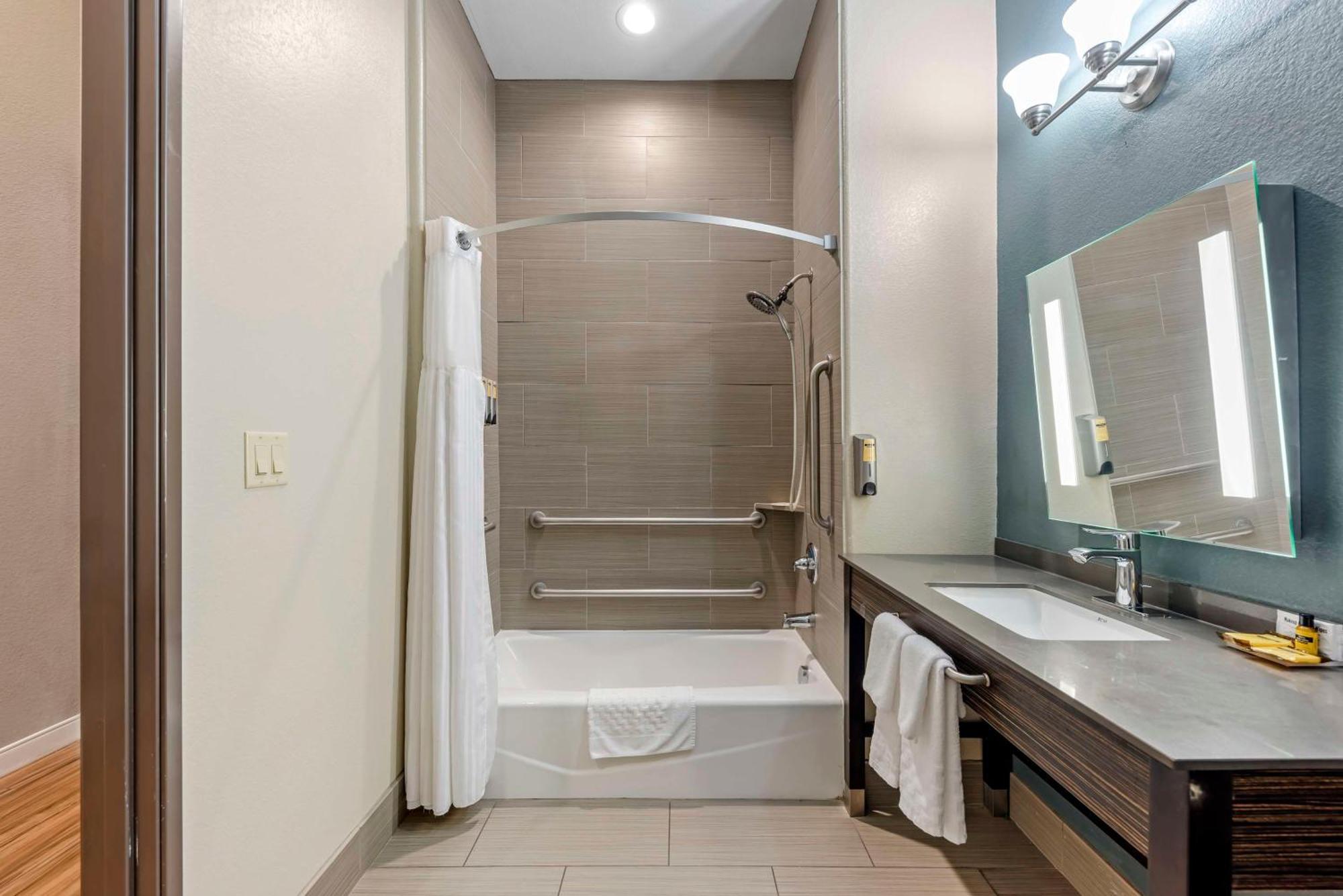 Best Western Plus Pflugerville Inn & Suites Exterior photo